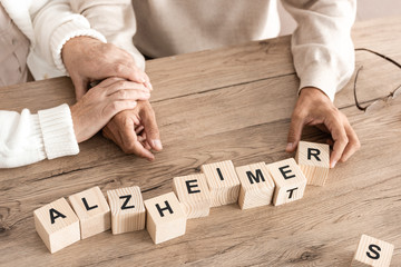 Comprendre la maladie d’Alzheimer pour mieux accompagner les personnes atteintes