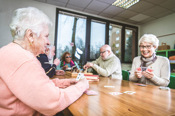 Elaborer des ateliers ludiques de stimulation cognitive